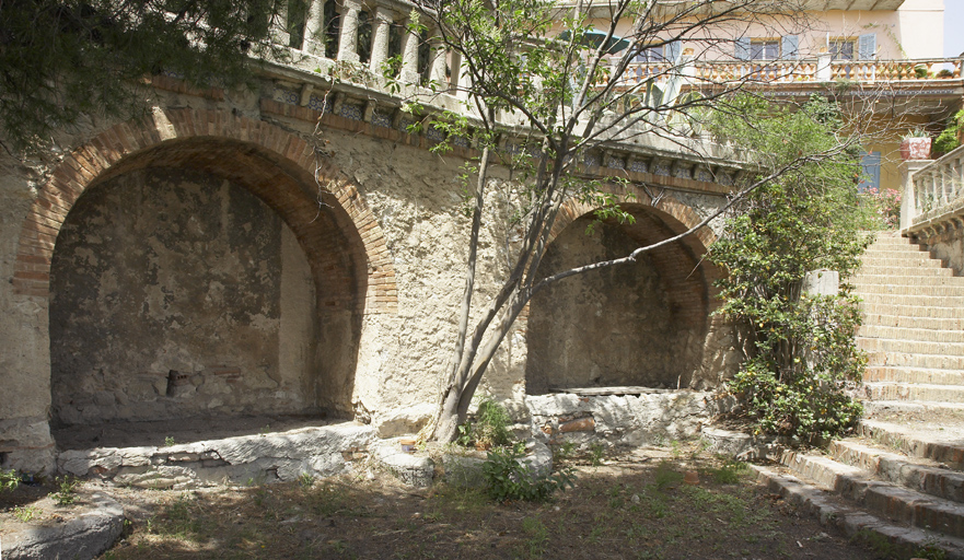 Arcades de soutènement de la terrasse haute et balustrade.