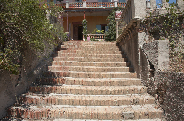 Escalier de jardin conduisant à la terrasse devant la maison.
