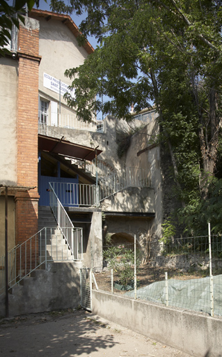 Escalier entre le niveau des bâtiments principaux et le niveaux bas avec le préau et la cour de récréation basse.
