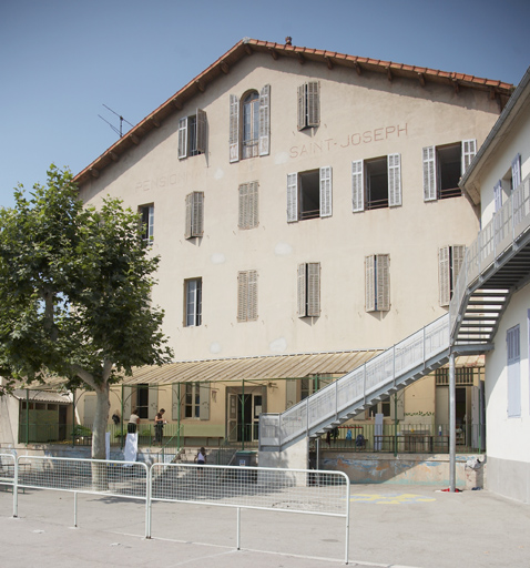 Corps de bâtiment principal : élévation en pignon sur la cour de récréation haute.