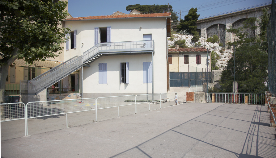 Corps de bâtiment annexe et au premier plan, toit-terrasse du préau.