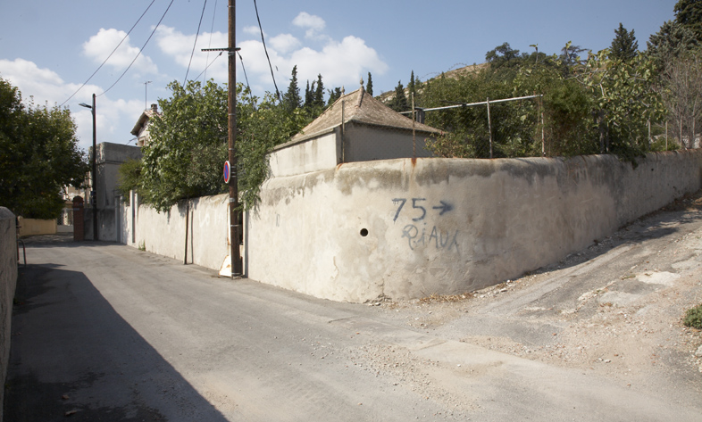 Mur de la propriété Rochebelle avant le morcellement de l'entre deux guerres : au premier plan, fabrique de jardin, au fond, portail d'entrée et maison de gardien.