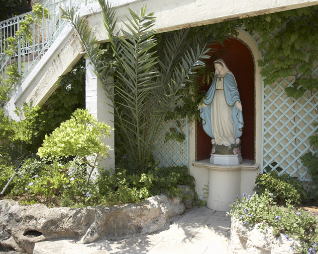 Niche avec statue de l'Immaculée Conception sous le palier de l'escalier à double volée du logis.
