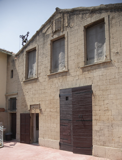 Communs : vue d'ensemble de la façade prise du sud.