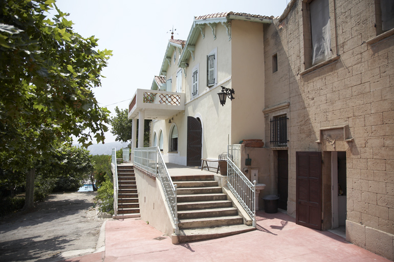 Communs et maison de maître : élévations antérieures prise en enfilade du sud-est.