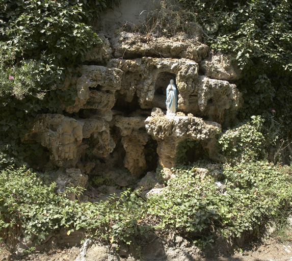 Jardin : fontaine en rocaille dans l'allée.