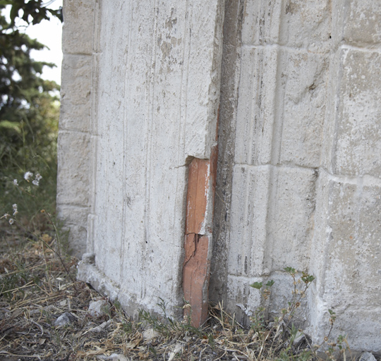 Puits couvert à décor en rocaille : détail de matériaux : rocaille sur support de brique.