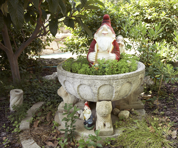 Vasque avec nains de jardin.