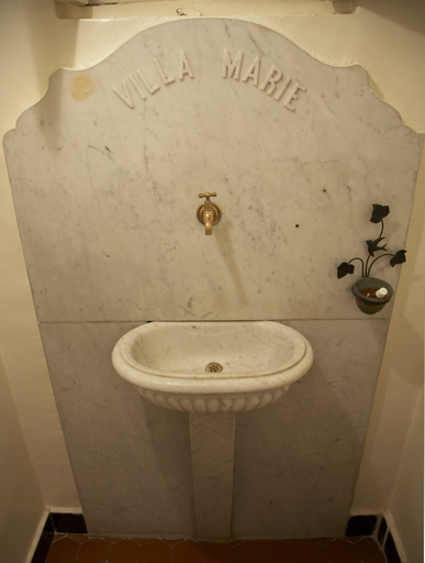 Fontaine d'applique, inscription "Villa Marie".