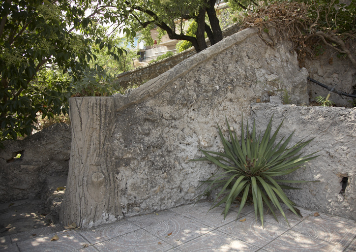 Jardin : mur de soutènement de l'escalier ouest avec faux troncs en rocaille.