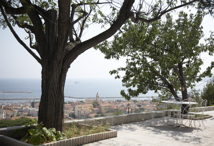 Vue sur l'Estaque et les ports prise vers le sud-ouest de la terrasse.