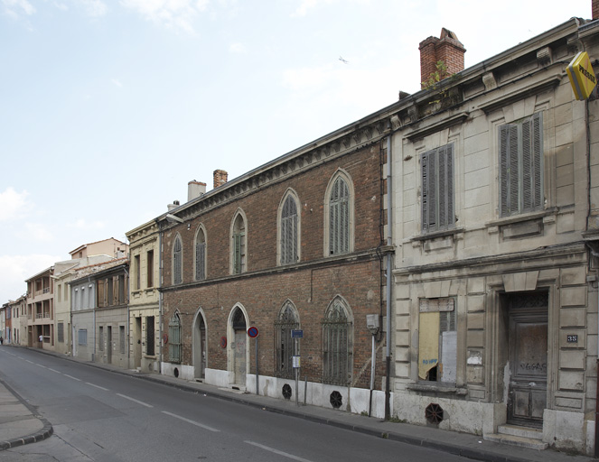Vue prise en enfilade de la rive ouest de la rue Le-Pelletier, prise au niveau de l'avenue de Caronte.