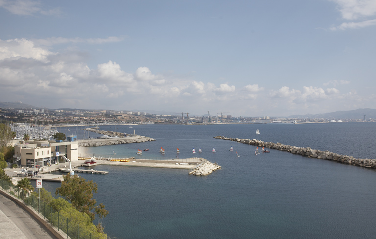 Panorama pris depuis Corbières, vers le sud. Au premier plan la base nautique de Corbières. Au loin, la ville.