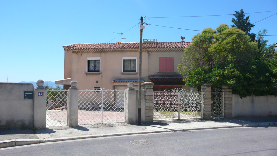 Fig. 78 - Maisons jumelles, 10, 12 traverse des Cerisiers (parcelles I2002, 203), construites en 1959. Vue d'ensemble depuis la traverse des Cerisiers. ; Fig. 78 - Maisons jumelles, 10, 12 traverse des Cerisiers (parcelles I2002, 203), construites en 1959. Vue d'ensemble depuis la traverse des Cerisiers. ; Fig. 78 - Maisons jumelles, 10, 12 traverse des Cerisiers (parcelles I2002, 203), construites en 1959. Vue d'ensemble depuis la traverse des Cerisiers.