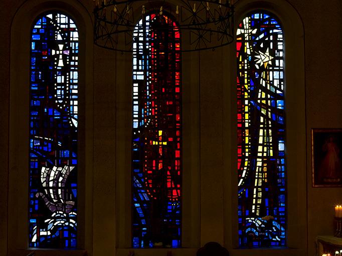 Bras sud du transept. Baie 8 : Les mystères du rosaire.