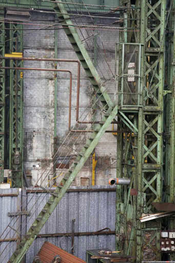 Un des escaliers d'accès au niveau des ponts-roulants, entre le vaisseau central et la vaisseau sud.