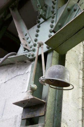 Une des lampes Jielde dans le vaisseau nord.