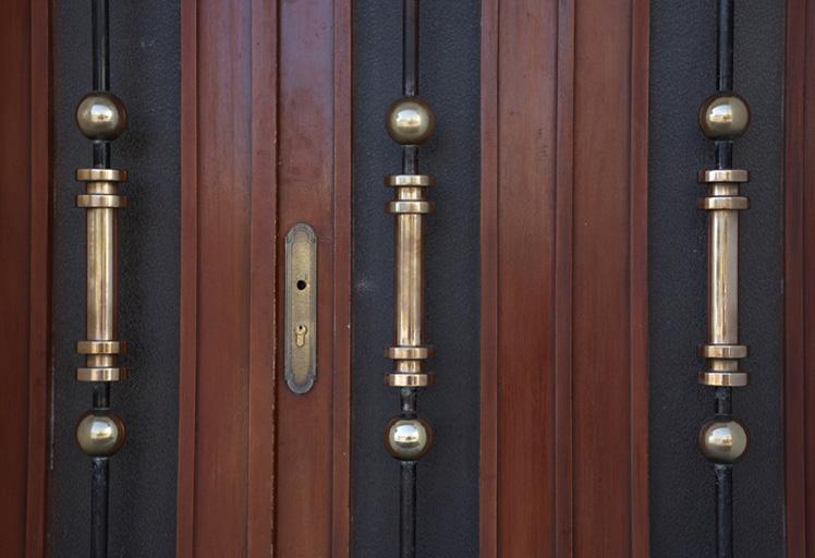 Les trois poignées de la porte d'entrée.
