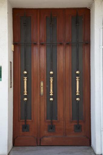 Menuiserie et poignées de la porte d'entrée.