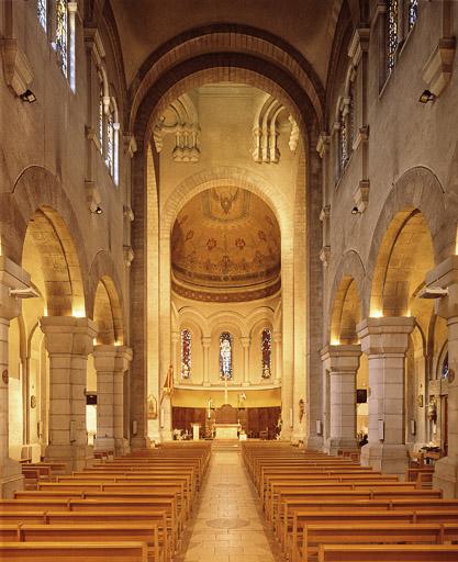 Vue d'ensemble de l'autel de sainte Thérèse de Lisieux.