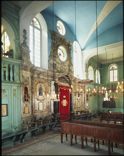 Salle de prière. Vue d'ensemble vers l'est.