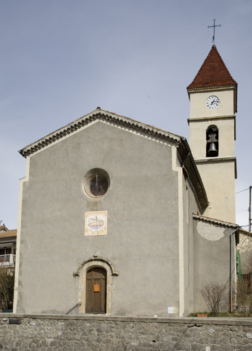 Vue d'ensemble de la façade.