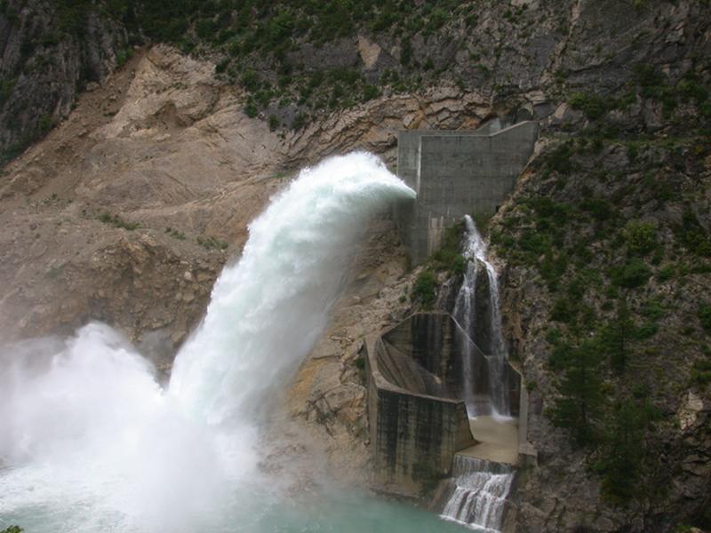 L'eau jaillissant du nouvel évacuateur de crue.