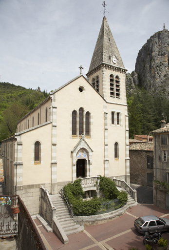 Vue d'ensemble de la façade principale orientée au sud.