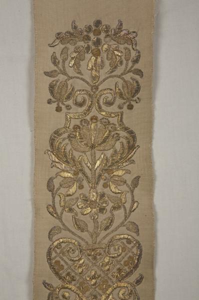 Broderie. Partie haute. Détail.