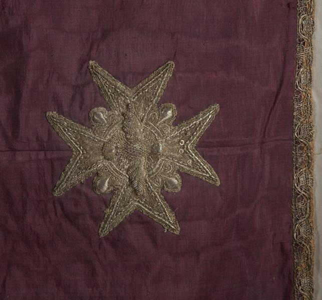 Détail de la broderie d'applique.