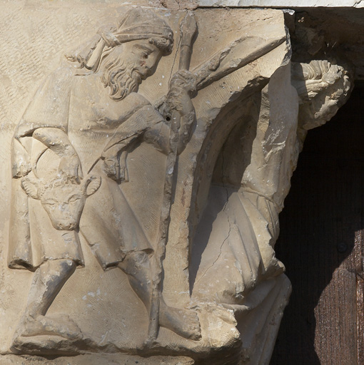 Bas-relief du porche d'entrée.