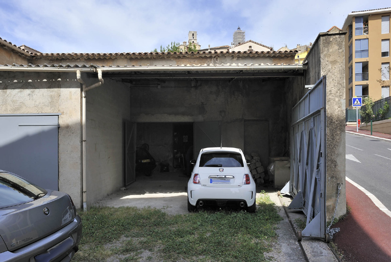 Entrée d'un ancien atelier.