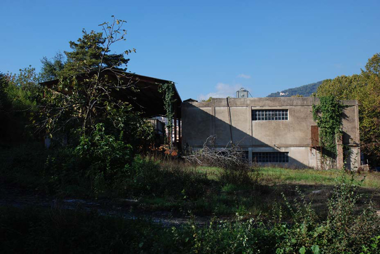 Vue d'un atelier et hangar attenant.