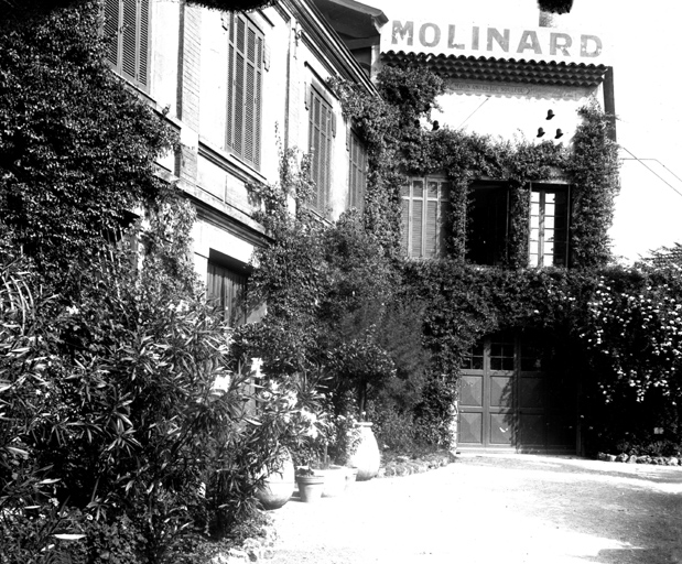 Porte d'entrée de l'usine.