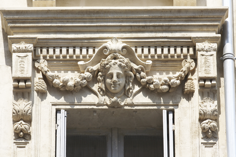 Immeuble 5, place Sadi-Carnot. Elévation sud, troisième niveau. Linteau sculpté (travée droite).