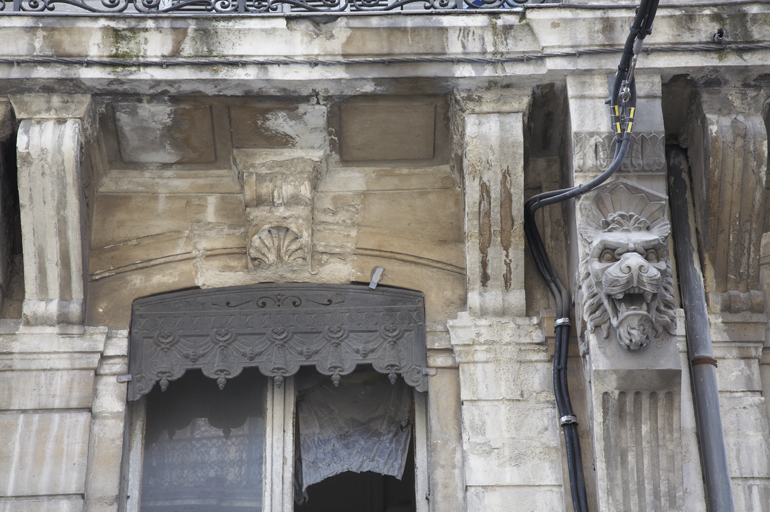 Immeuble 45, rue de la République. Deuxième niveau. Fenêtre surmontée d'un décor sculpté.
