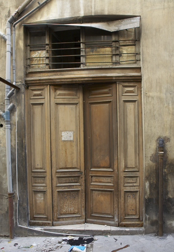 Immeuble 63, rue de la République. Porte ouvrant sur la cour intérieure.