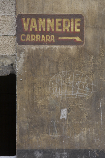 Parcelle 65. Inscription peinte indiquant la présence d'une vannerie dans la cour intérieure.