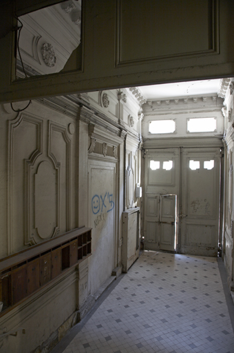 Immeuble 63, rue de la République. Vue du couloir prise vers la porte d'entrée.