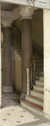 Immeuble 63, rue de la République. Départ de l'escalier.