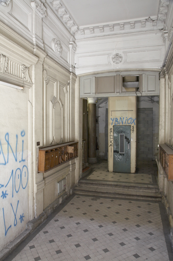 Immeuble 63, rue de la République. Vue du couloir prise vers l'escalier. Mur sud.
