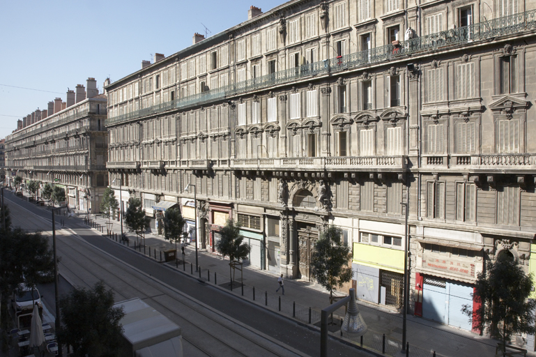 Alignement sur la rue de la République. Vue prise du nord-est.