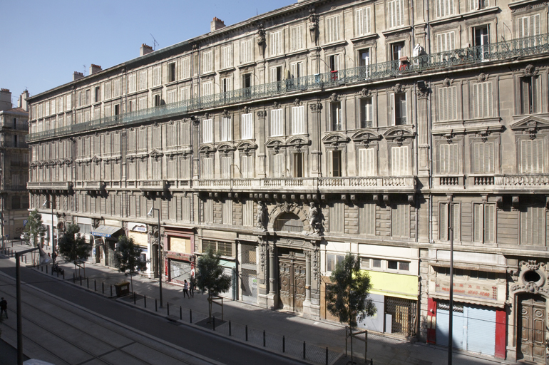 Alignement sur la rue de la République. Vue prise du nord-est.