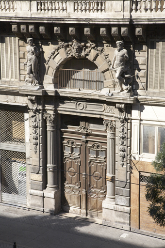 Immeuble 63, rue de la République. Porte d'entrée.