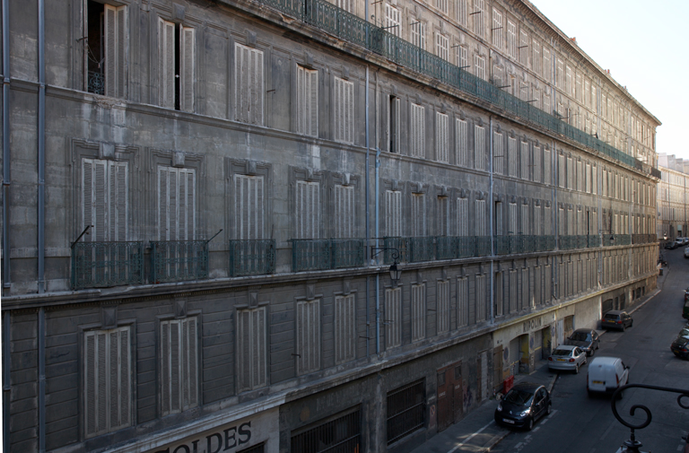 Enfilade des façades sur la rue des Phocéens.