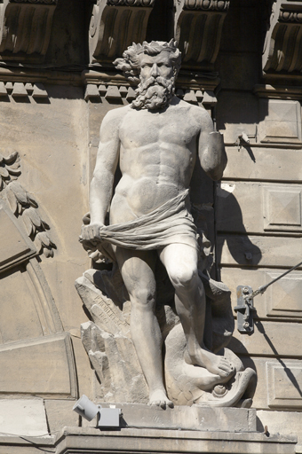 Immeuble 63, rue de la République. Statue de Neptune à droite de la porte d'entrée. Datée 1867.
