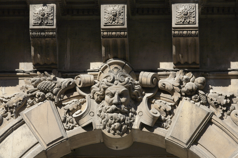 Immeuble 63, rue de la République. Décor sculpté au dessus de la porte d'entrée.