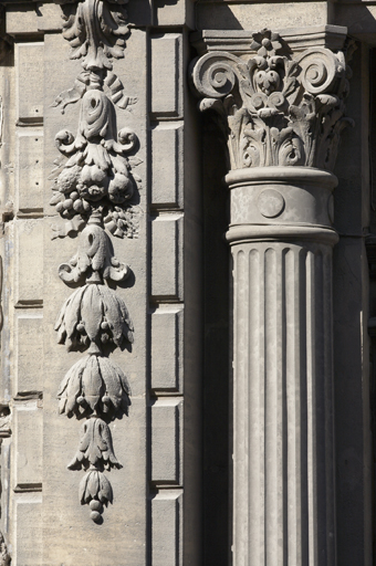 Immeuble 63, rue de la République. L'une des deux colonnes encadrant la porte d'entrée.