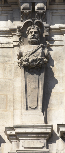 Immeuble 63, rue de la République. Sixième niveau. Buste masculin engainé.