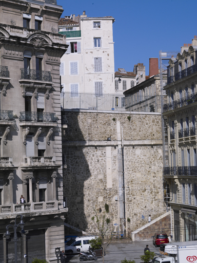 Mur de soutènement contenant la poussée de la butte des Carmes.